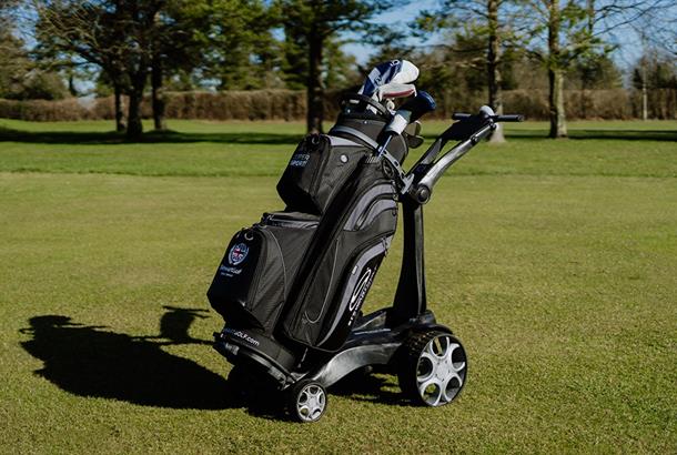 Le Stewart Golf Q Remote est le chariot de golf électrique à distance le plus compact au monde.
