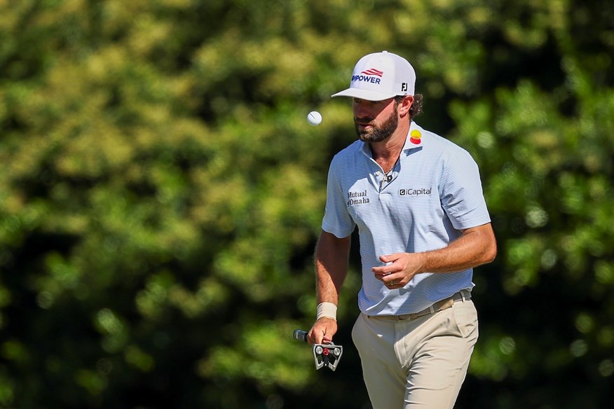 De golfbal-rollback op losse schroeven