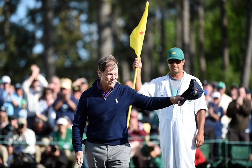 Tom Watson thanks the patrons at the end of his final round at The Masters in 2016.