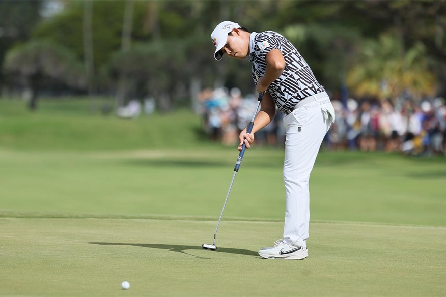 Si Woo Kim putting.