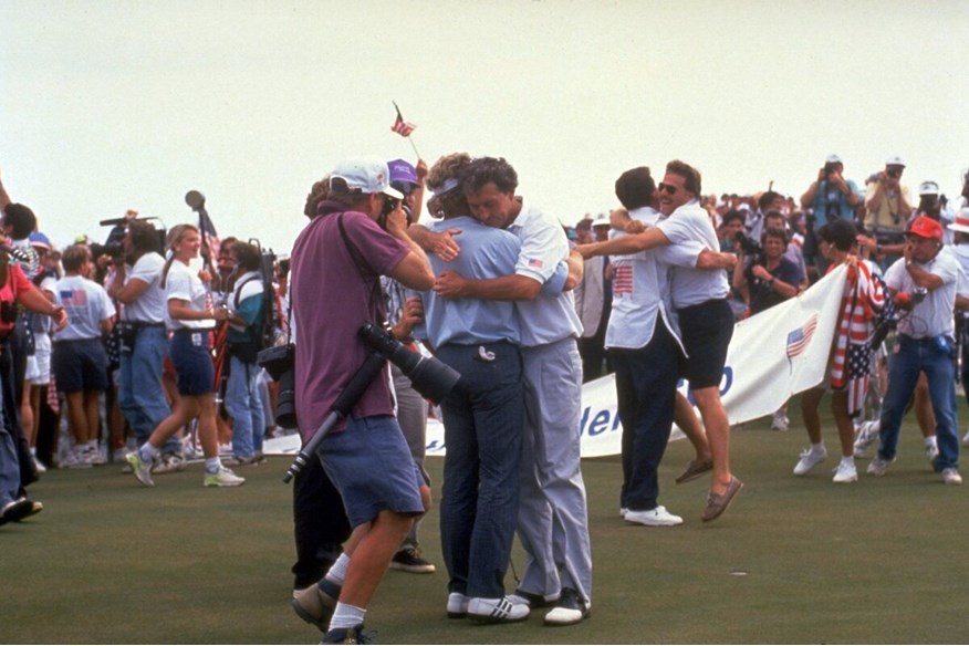 Hale Irwin consoling Bernhard Langer at the 1991 Ryder Cup 