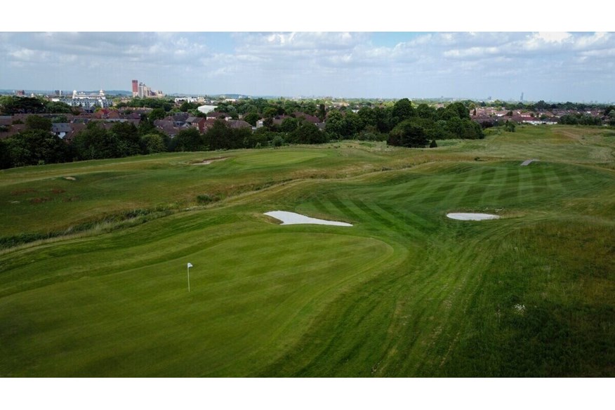 London Airlinks is a new pay and play course, located just off junction three on the M4.