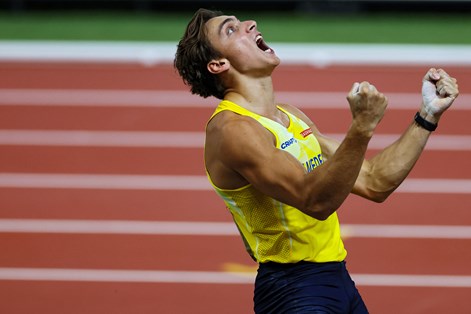 Rickie Fowler gave world record-holder Mondo Duplantis a pole-vault pitl