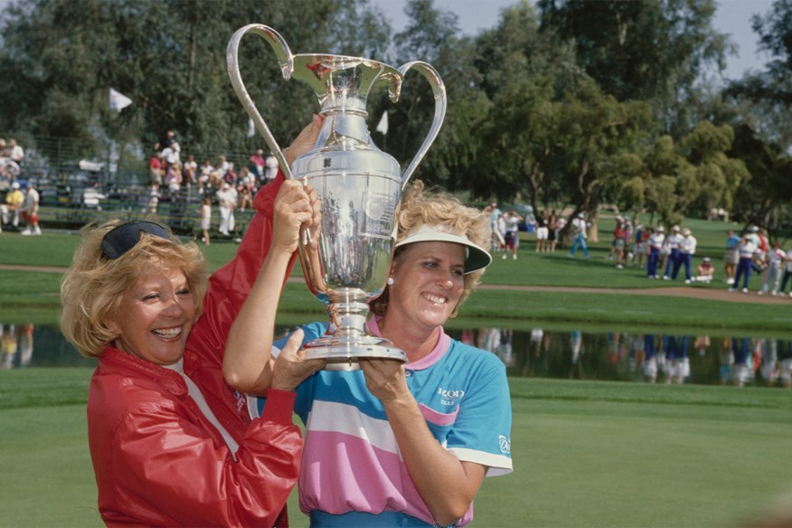 Dinah Shore presenting Betsy King with the Dinah Shore Trohpy in 1990