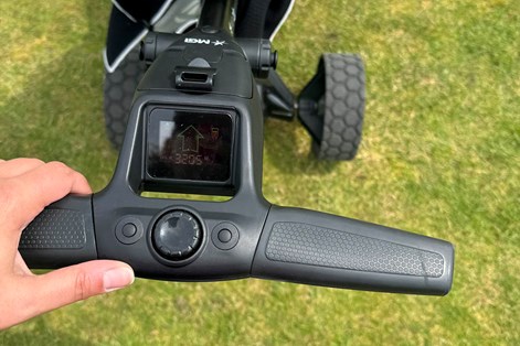 The MGI Zip Navigator AT features a digital screen with speed and battery level information