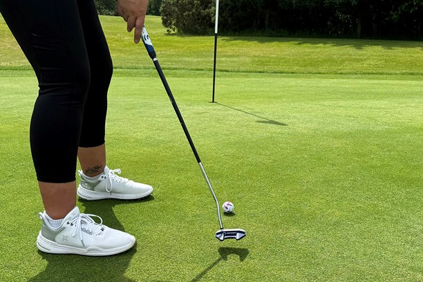 Deputy Digital Editor Sarah hitting a putt with the Odyssey Stroke Lab #7