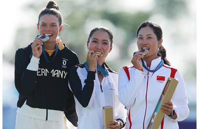 Olympic golf medalists Lydia Ko (center), Esther Henseleit (left), and Lin Xiyu.