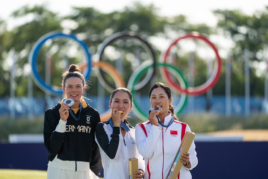 Esther Henseleit (left) won the silver medal at the 2024 Paris Olympics