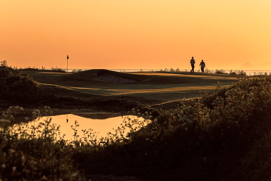 Eight golfers played through the night at Lofoten Links to complete their Longest Day Golf Challenge