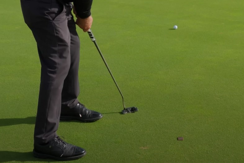 Why this major champion takes divots with his putter