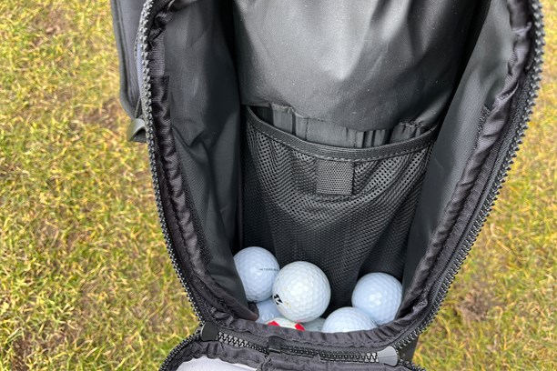 The ball pocket of the Mizuno BR-D3 golf bag