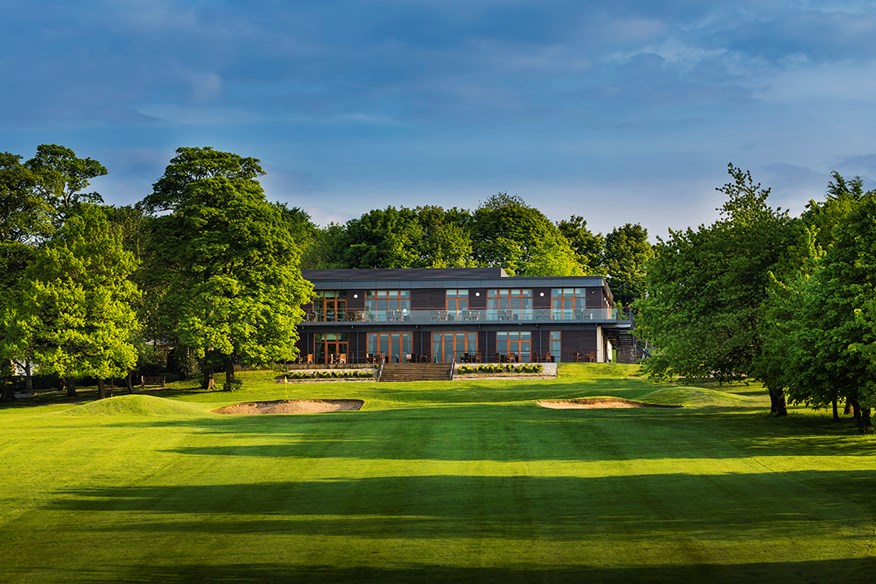 The Calverley’s 18th finishes in style in front of the two-storey clubhouse at Oulton Hall.