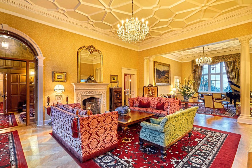 The drawing room is the hotel’s centrepiece and divides the two dining rooms.