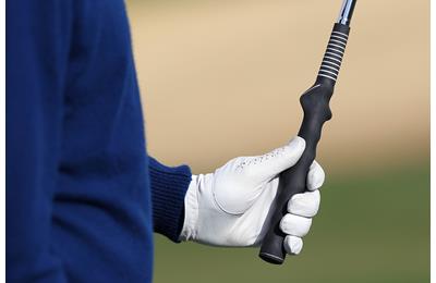 Scottie Scheffler using his moulded grip trainer