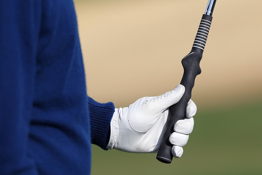 Scottie Scheffler using his moulded grip trainer