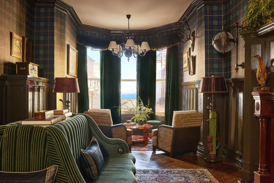 Marine & Lawn Hotel