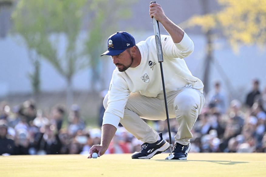 Bryson DeChambeau putting