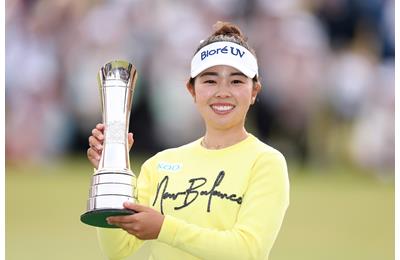 Miyu Yamashita with the AIG Women's Open trophy