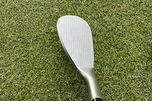 The grooves go across the whole wedge face in the Takomo SF002 heads