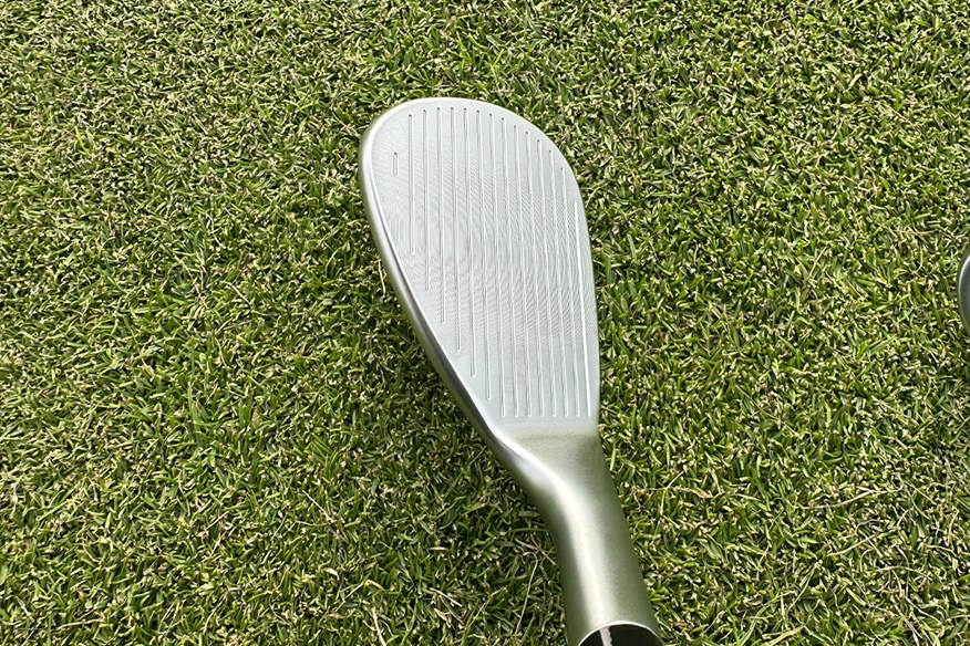 The grooves go across the whole wedge face in the Takomo SF002 heads