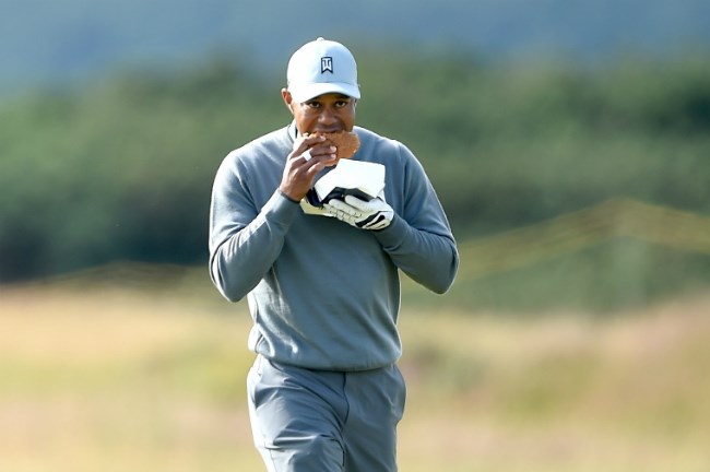 Tiger-WOods-eating-burger