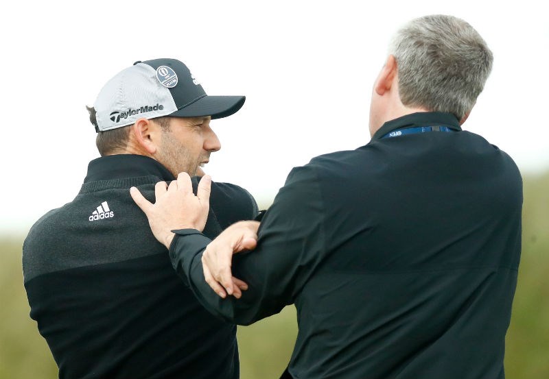 Sergio Garcia hurts his shoulder