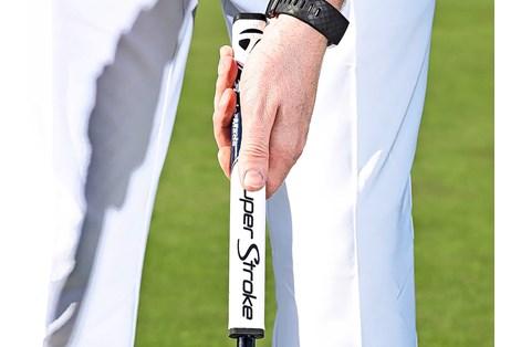 Wrap the fingers around the grip. Wrap the fingers around the grip.