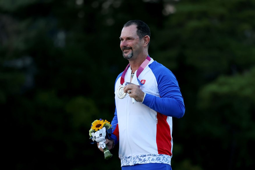 Rory Sabbatini proudly displays his silver Olympic Golf medal.