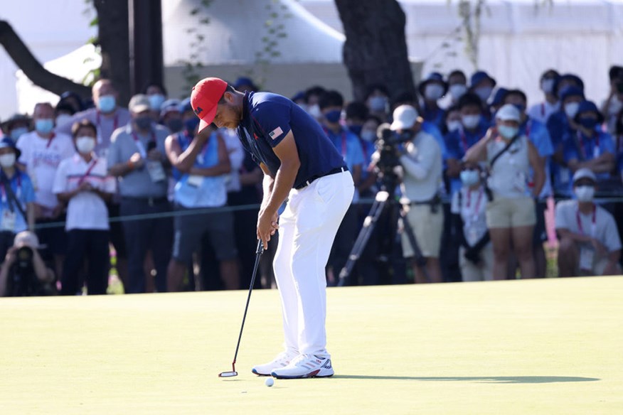 Xander Schauffele holes the par putt that sealed Olympic Golf gold.