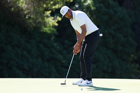 Tony Finau wears Nike golf apparel and shoes. Tony Finau wears Nike golf apparel and shoes.